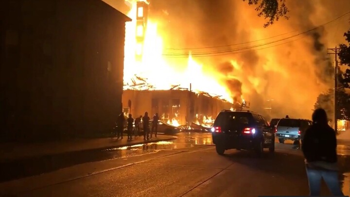 Para perusuh di Minnesota membakar bangunan, api terlalu besar hingga petugas pemadam memutuskan unt