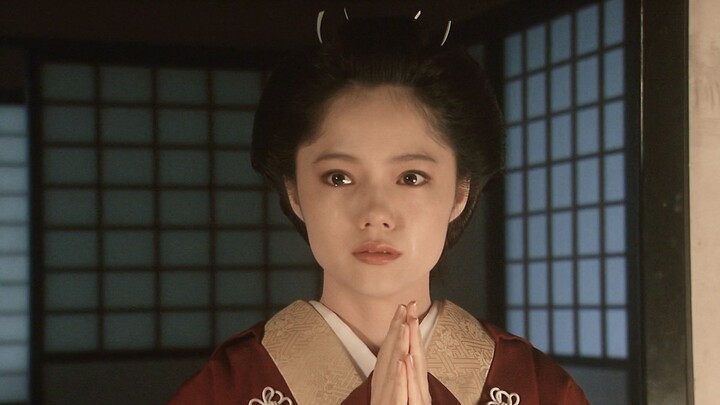 “Who sees the lonely red palace blossoms?”