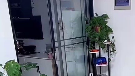 Ketika bayi berusia satu tahun mendengar ibunya memanggilnya: Saatnya makan, ia bangun, mematikan ko