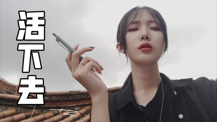 Mahasiswa arsitektur harus naik ke atap dan melepas gentengnya