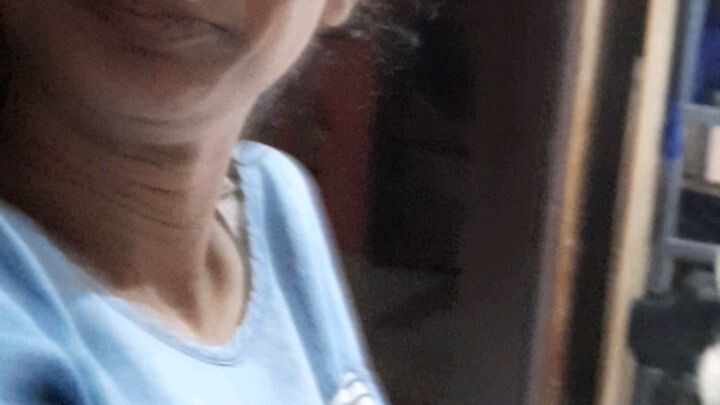 ibu dan anak yang bercanda di senja sore