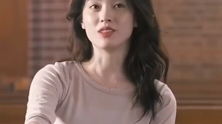 Han Hyo-joo is truly stunning, with a gentle, aloof charm. At first glance, she exudes that perfect 