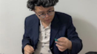 Suýt nữa thì tự mình nhấc đá đập vào chân mình