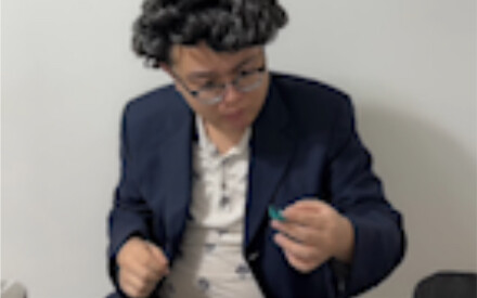 كاد أن يرفع حجرًا ويسقطه على قدمه.