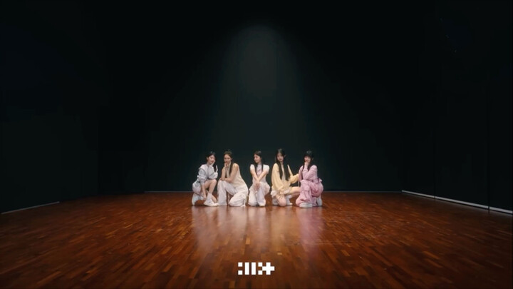 สมาชิกของ ILLIT ยกมือขึ้นเหนือศีรษะแล้วก็เปลี่ยนเพลงทันที!