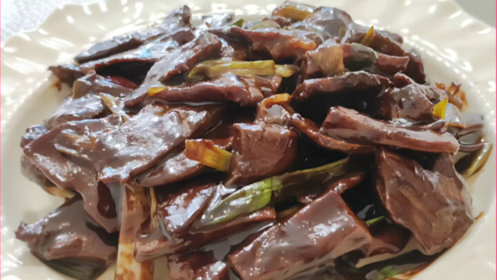 We all ordered stir-fried pork liver with sauce when sharing a table, but the restaurant only had on