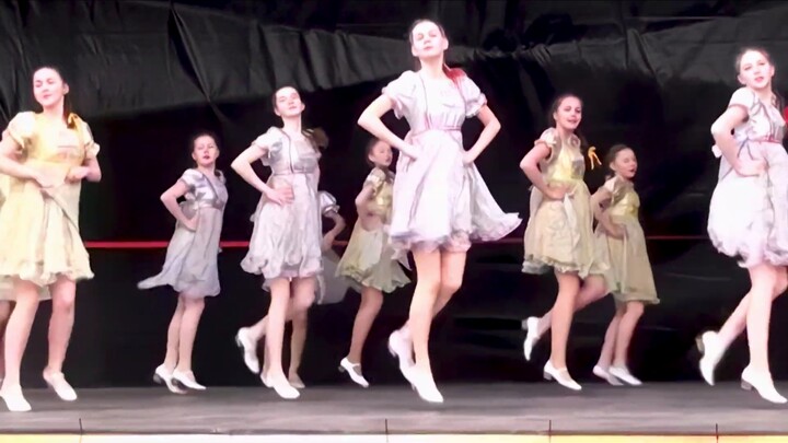 Vũ điệu vòng tròn của các cô gái Nga xinh đẹp