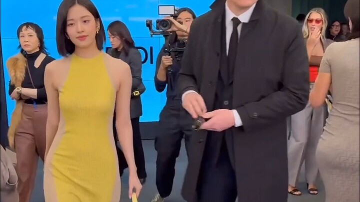 Váy dài vàng óng uyển chuyển, nữ thần ơi em muốn quỳ rạp dưới tà váy của chị! Ahn Yoo-jin | FENDI Th