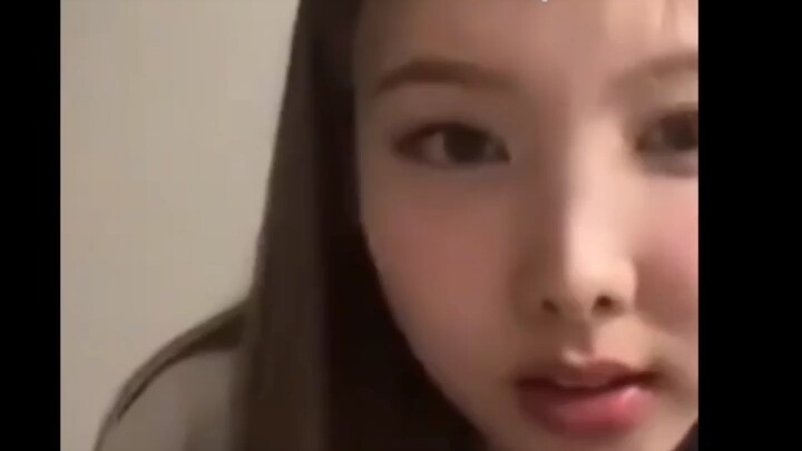 Lin Nayeon’s Full Live Stream Popping a Fart