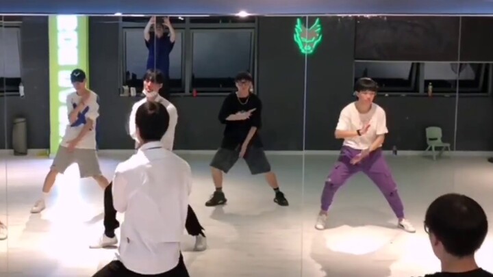 Forever mirror dance practice room of Infinite King Group.