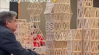 老师在课堂上验收学生们的建筑作业，学得怎么样，老师摇一摇、坐一坐就知道了