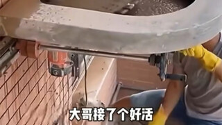 Mesin pemotong besar, yang pernah kulihat hanya untuk memotong ubin, belum pernah lihat bisa juga me