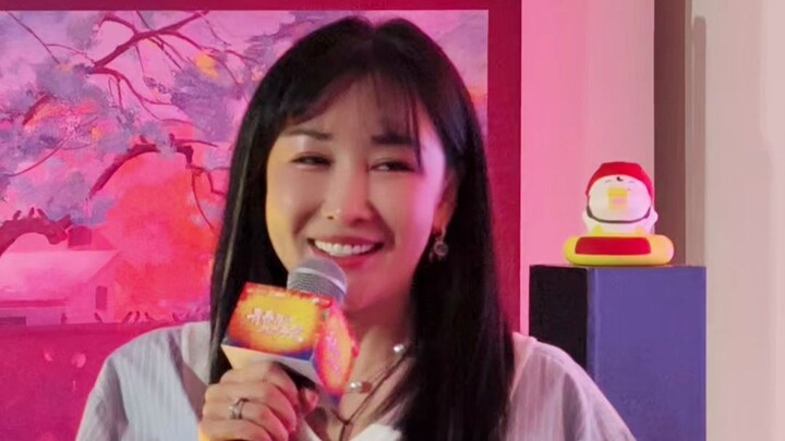 คุณเฉิน จื้อซี ผู้อำนวยการสร้างภาพยนตร์เรื่อง “ร้อนแรง” และประธานกรรมการพร้อมทั้งประธานเจ้าหน้าที่บร