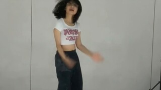 Seorang gadis SMA berusia 16 tahun suaranya pecah saat bernyanyi dan menari di mikrofon! !