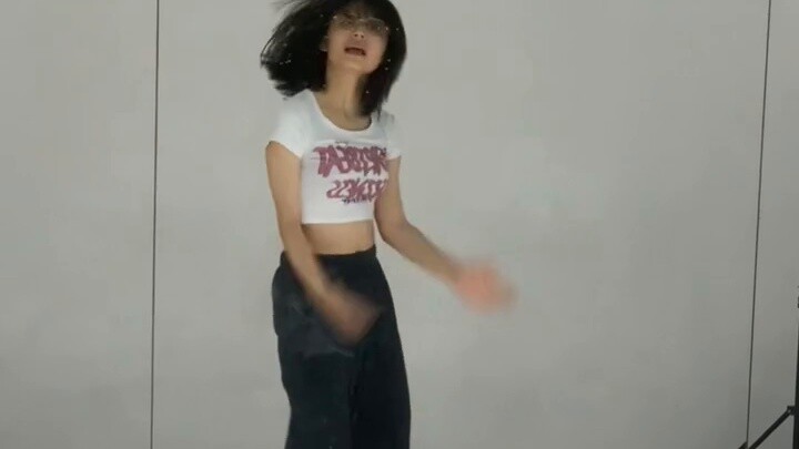 16-year-old female high school student broke her voice while singing and dancing on the microphone!!
