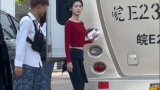 يا للهول، شعر أختي الصغيرة حقاً طويل ولامع وناعم للغاية!