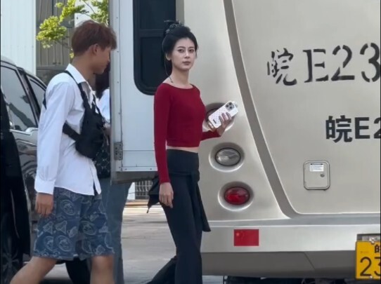 يا للهول، شعر أختي الصغيرة حقاً طويل ولامع وناعم للغاية!