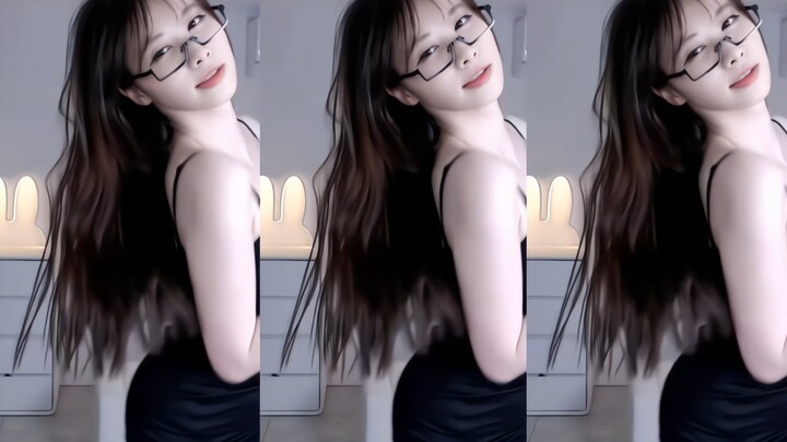 Hold on tight—Little Xianruo's about to drive the train!