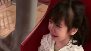 一家三口只有妈妈敢坐最快的过山车，于是下一秒……