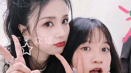 باي لو مندهشة من صوت المشبك المضحك الذي يطلّ به مساعدها الجاد بين الحين والآخر ههههه # نجمة أنثى # م