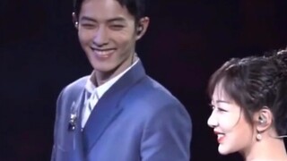 อา อา อา เป็นรอยยิ้มที่เยียวยาจริงๆ รอยยิ้มของคุณทำให้ทุกคนตื่นเต้น คนดูทั้งหมดต่างส่งเสียงเชียร์