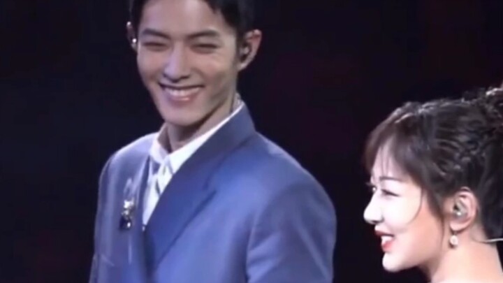 Ah ah ah, such a healing smile. Your smile is what makes everyone excited. The whole audience cheers