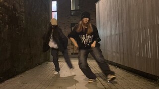 聪明的克拉已经会跳着音乐之神下楼梯了