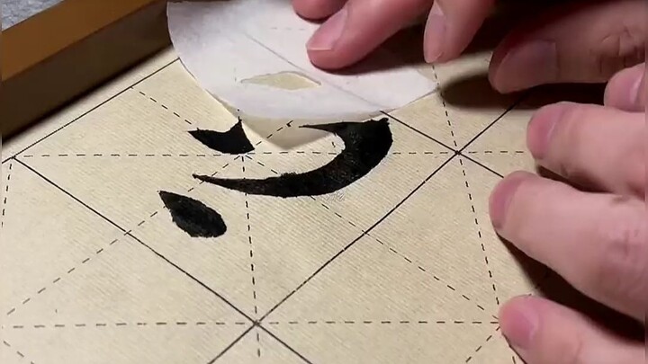 คุณครูบอกว่าต้องฝึกเขียนตัวอักษรบ่อยๆ และให้ใส่ใจกับระยะห่างระหว่างตัวอักษรด้วย