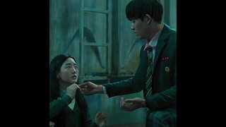 The way he protect her 🤌 from the sound of lightning 🌩️ | All of us are dead #kdrama #shorts