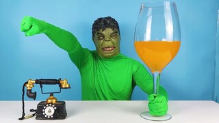 Hulk nhận được cuộc gọi từ Vua Ultraman, nói rằng ba Ultraman đã mang đến một món quà bất ngờ thú vị