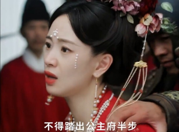 Putri gila itu gagal mengungkap identitas Xue Fangfei dan langsung menghunus pisau untuk membunuhnya