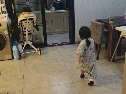 Kakak menyiksanya beribu-ribu kali, namun ia tetap mencintai kakak seperti cinta pertamanya.