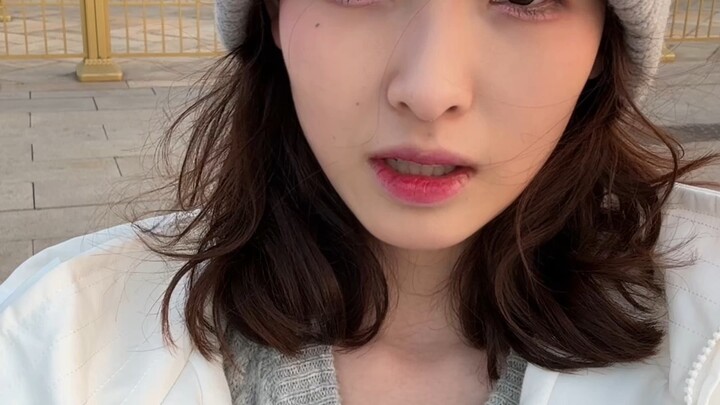 Pants and earrings are so expensive. I'm really angry.