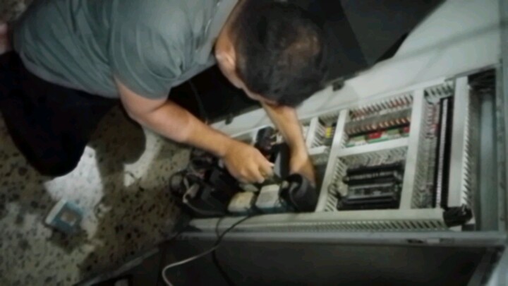 The 5 bolt power supply (AC to DC) of the knitting machine is being changed.