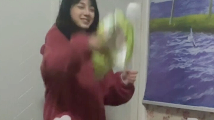 大学生嚯嚯家人之姨夫篇#越南鼓卡点舞#这个舞太适合过年了#当大大学生精神状态