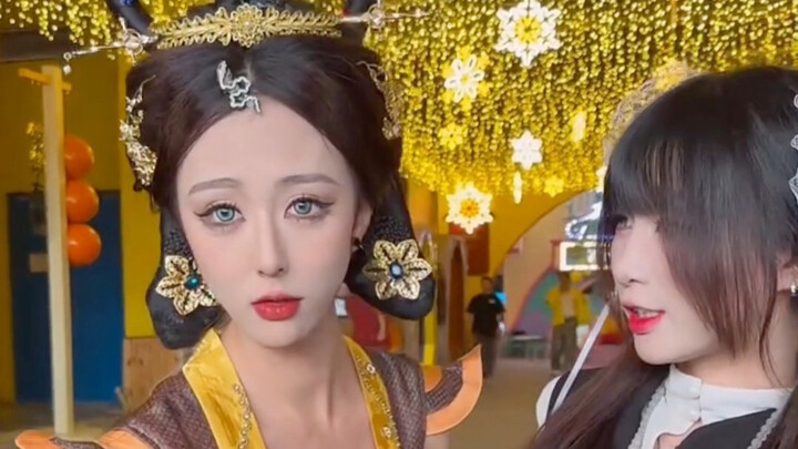 天津欢乐谷蛇精，不愧是蛇精婀娜多姿游刃有余，天津甜美扭的很硬核