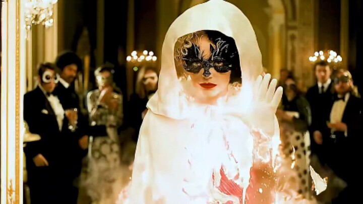 A genius designer, bullied by her boss, transforms into a fashion icon to strike back with vengeance