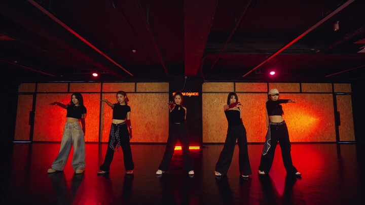 The official dance studio version of Qiduo’s “Yangyang” is out! Black sportswear paired with red arm