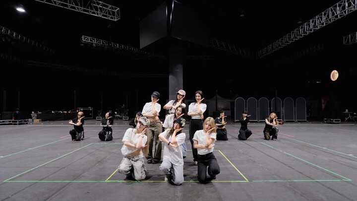 【Gia đình Nhiễm Sắc Thể Đêm Giao Thừa 2025】 Phiên bản phòng tập: Medley R.E.D trên sân khấu