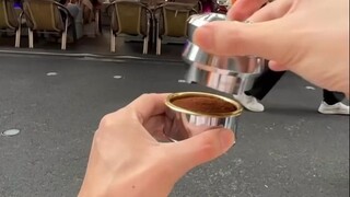 Menggunakan berbagai alat portabel kecil, langsung menggiling dan menyeduh secangkir kopi di tepi ja