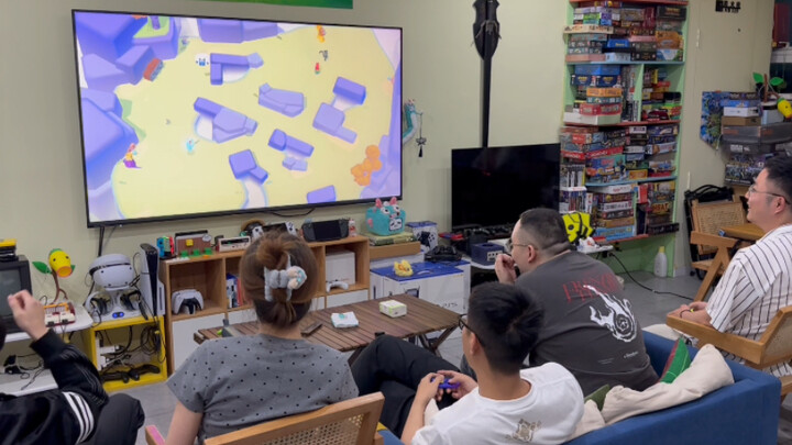 一进门我懵了 店里摆着八九台电脑，这是什么游戏氛围啊