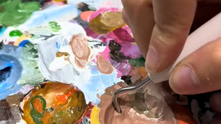 清理一块干透了的颜料调色盘