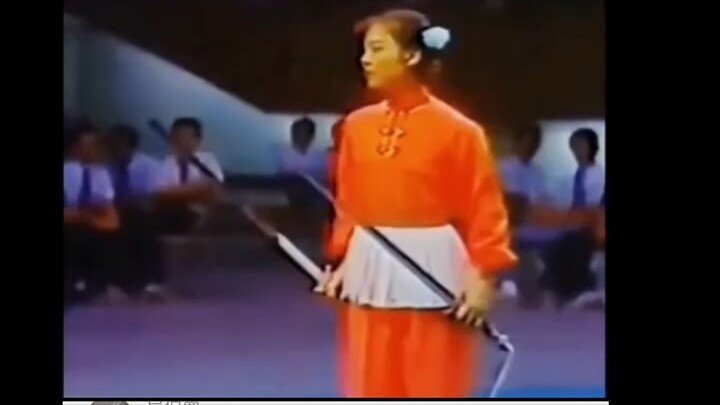 رقصة السيف هذه سريعة وجميلة جدًا، حقًا مذهلة!