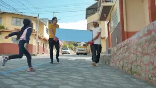 女孩故意砸碎路人的镜子，竟是为了拯救母亲