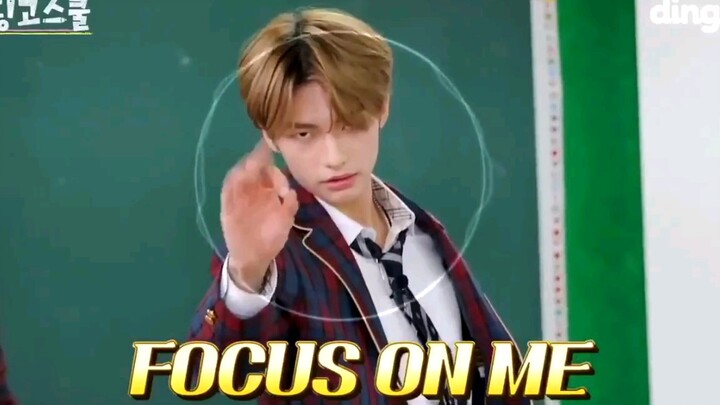 Thành viên visual của nhóm nhạc nam thế hệ thứ năm Straykids, Hwang Hyun-jin, nhảy ca khúc "FOCUS ON