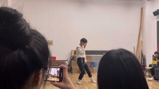 น้องใหม่ได้เต้น mj dance ในที่สาธารณะเป็นยังไงบ้าง?