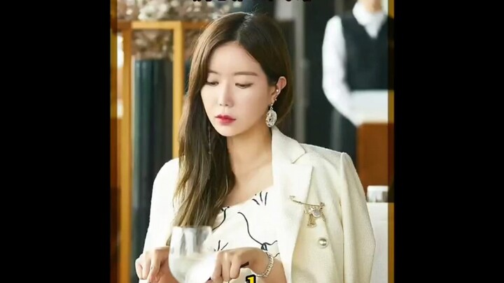 The daughter of a chaebol is treated differently in prison. Others are given kimchi and shredded rad