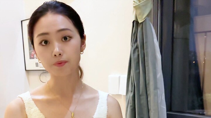 Pacar perempuan sudah menyiapkan masakan tapi belum menyalakan penanak nasi.