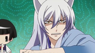 Cô gái chỉ nhìn người đàn ông trong hộp bìa cứng và bị anh ta thu hút