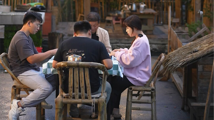 On a rainy day, there's nothing better than staying at home playing mahjong and enjoying hot pot and